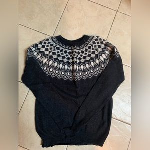 H&M sweater. Size S, super cozy and fashionable. Pair with jeans or mini skirt.